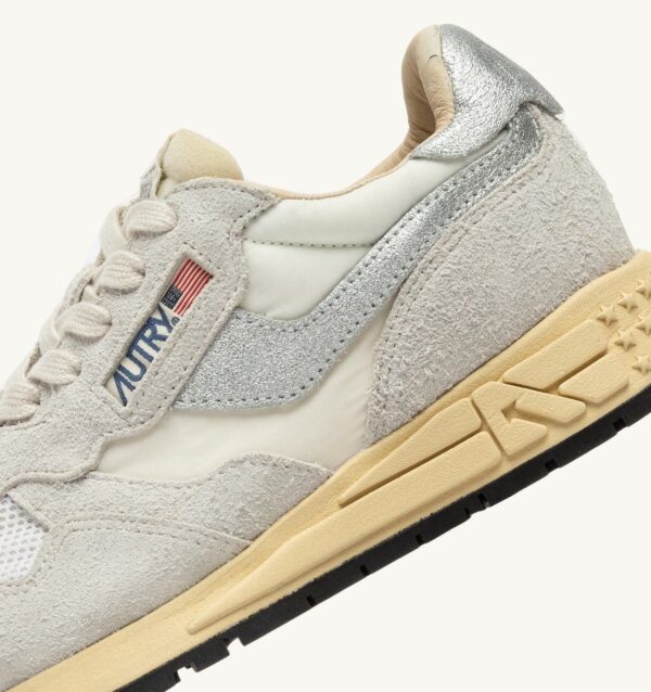 ⁦נעלי סניקרס לבן כסף | Autry Sneakers white silver⁩ – תמונה ⁦3⁩
