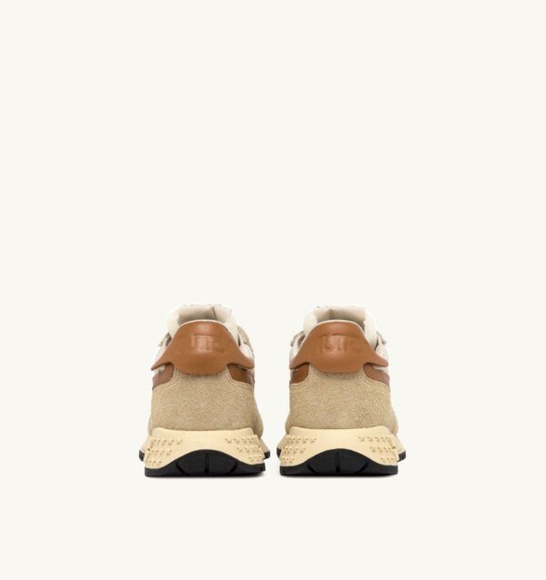 ⁦נעלי סניקרס בז' וחום | Autry Sneakers beige & brown⁩ – תמונה ⁦3⁩