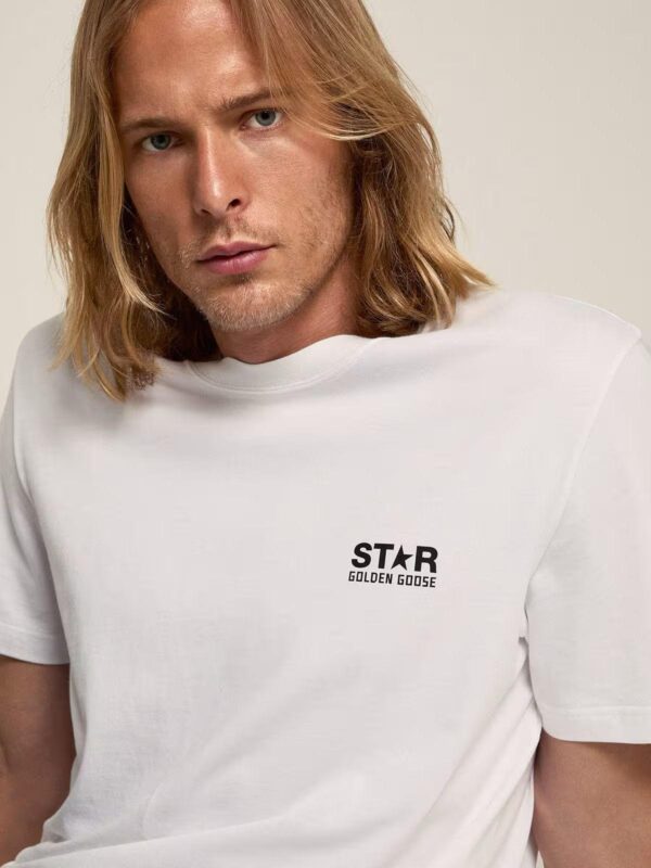 ⁦white T-shirt with contrasting black logo and star  GOLDEN GOOSE⁩ – תמונה ⁦2⁩