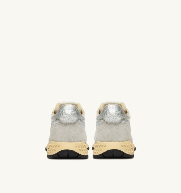 ⁦נעלי סניקרס לבן כסף | Autry Sneakers white silver⁩ – תמונה ⁦2⁩