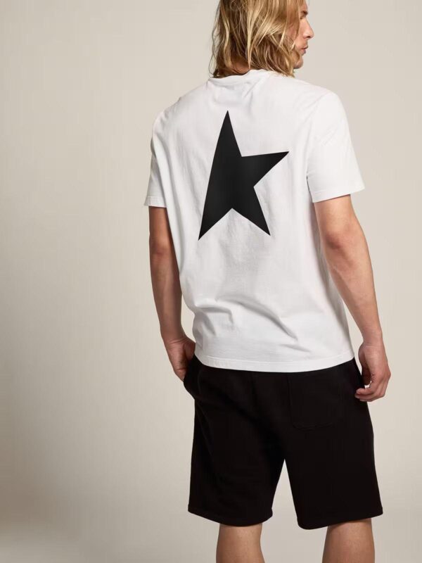 ⁦white T-shirt with contrasting black logo and star  GOLDEN GOOSE⁩ – תמונה ⁦3⁩